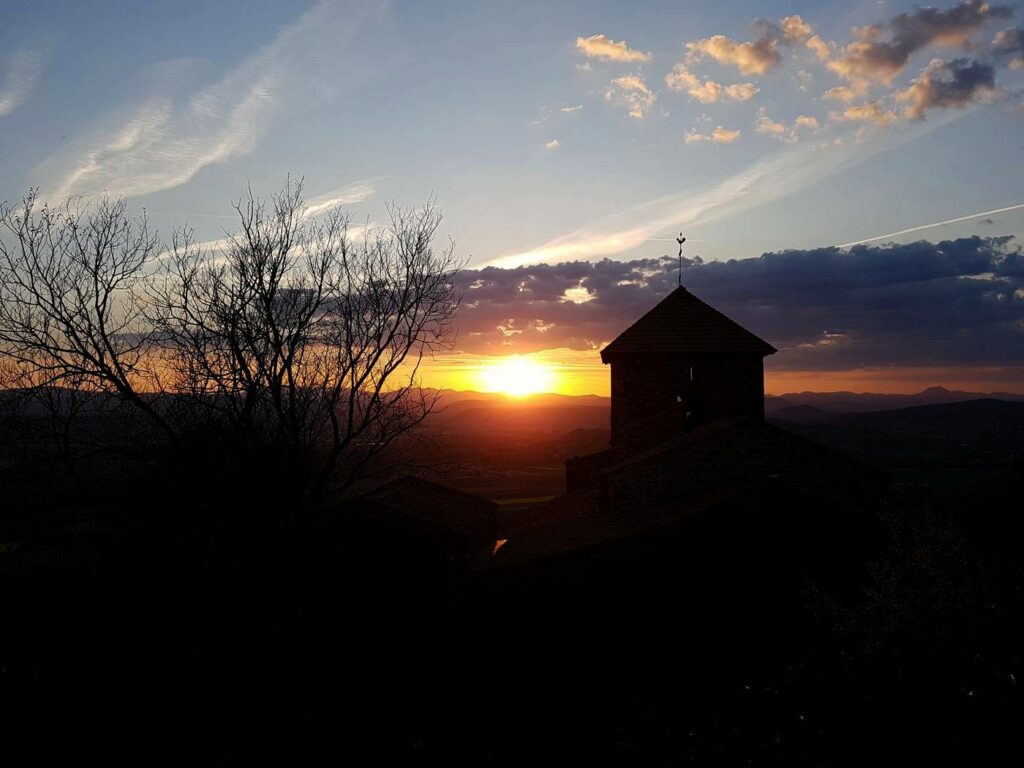 eglise coucher de soleil